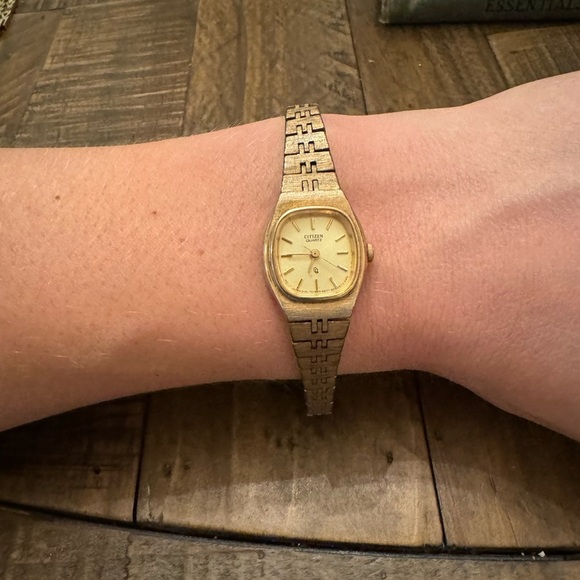 Vintage Citizen Quartz Women’s Wrist Watch (4031-899121) - Picture 4 of 11